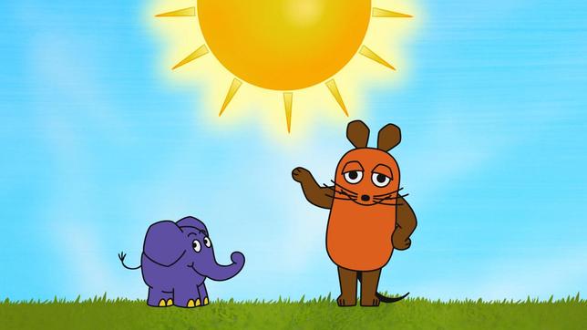 Maus und Elefant stehen unter der Sonne