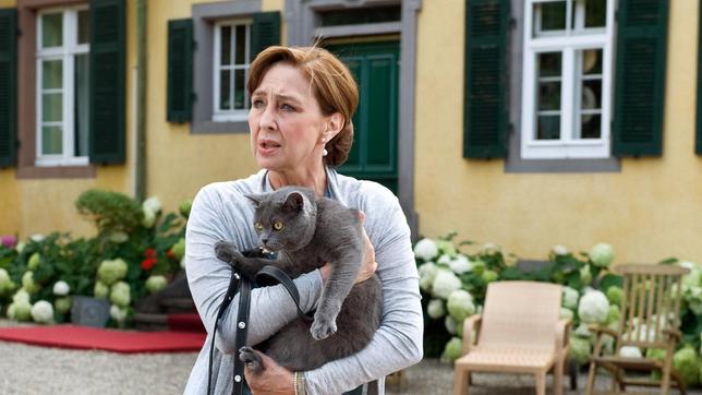 Für die reiche Frau von Werther (Christine Kaufmann) ist die Katze Nofretete ihr Ein und Alles.