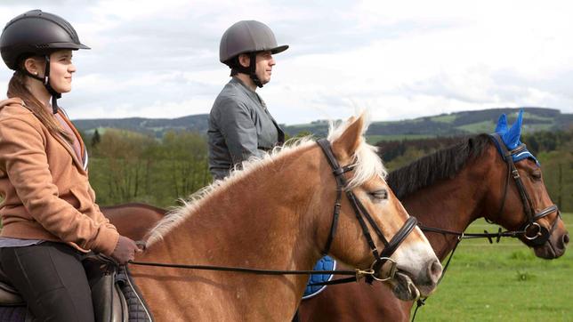 Jockey Heiko Dorn (Martin Aselmann, rechts) nutzt die unfreiwillige Auszeit und bepricht mit Lucy (Paulina Schnurrer, links) die Zukunft von Rennpferd Speedo.