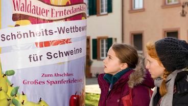 Greta (Enya Elster, links) und Celine (Zora Achtnich, rechts) erfahren von der besonderen Überraschung: dem Schönheitswettbewerb für Schweine anlässlich des Erntedankfestes Waldau.