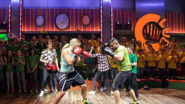 Box-Weltmeisterin Nikki Adler und Sparring-Profi Granit Stein. Schulklassen: Erzbischöfl. Real- und Aufbaugymnasium, Hollabrunn (Tigerenten), Friedrich-List-Gymnasium, Asperg (Frösche).