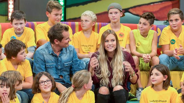 Moderator Malte Arkona mit Internet-Star und Videobloggerin Dagi Bee, Schulklasse: Ludwig-Uhland-Schule, Wendlingen (Tigerenten).