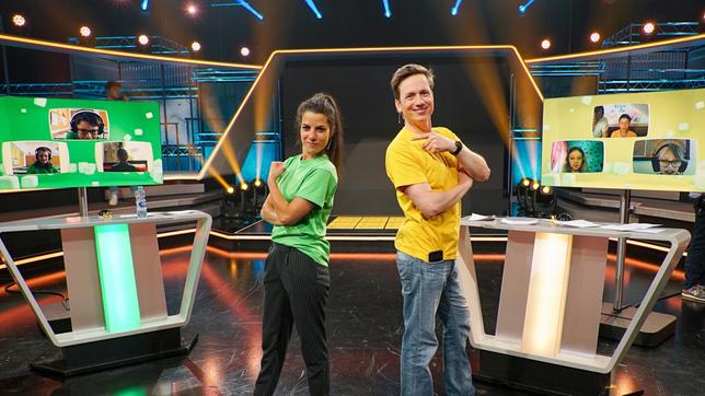 Ins Studio zugeschaltet liefern sich die Schülerteams der Tigerenten und Frösche einen spannenden Wettkampf. Unterstützt werden sie im Studio durch zwei prominente Teampaten: Clarissa Corrêa da Silva und Johannes Büchs.