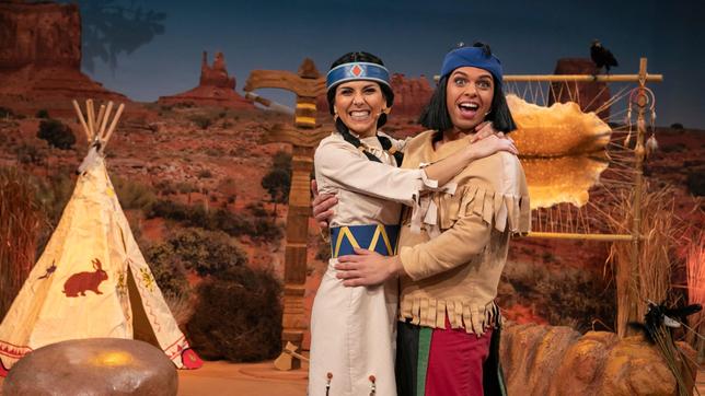 Kevin Reichmann und Kristina Willmaser als Indianer in "Yakari"