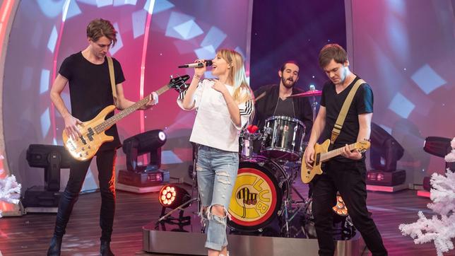 Lina Larissa Strahl performt den Song "Hype" aus ihrem neuesten Album "Rebellin"