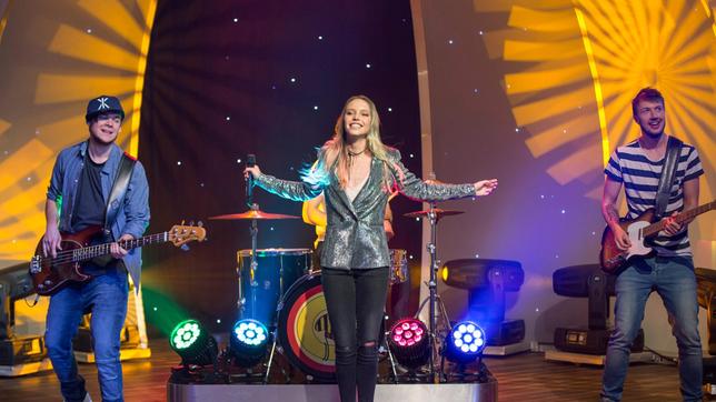 Lina Larissa Strahl (bekannt als Bibi Blocksberg) präsentiert im "Tigerenten Club" ihre neue Single "100 Prozent" aus dem Album "Ego".
