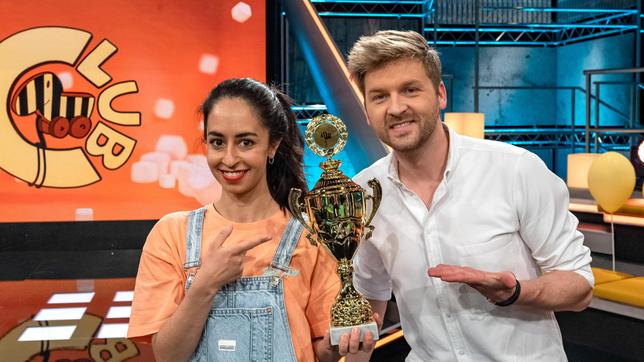 Noch hält das Moderatoren-Team Muschda Sherzada und Johannes Zenglein den goldenen Tigerenten-Pokal in ihren Händen. Die Geschwister Nilay und Nayla möchten diesen jedoch im fairen Wettkampf erspielen.