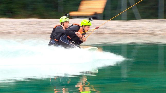 Bill und Bob beim Kneeboarding