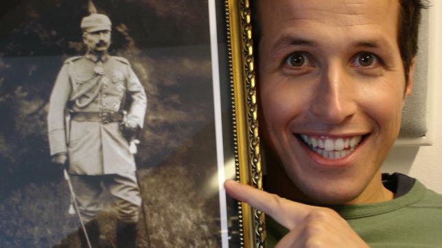  Willis VIPs 12.02.2017 Wer war der letzte Deutsche Kaiser? Wilhelm II. Willi Weitzel mit einem Portrait von Kaiser Wilhelm II.