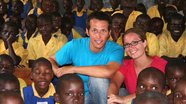 Willi wills wissen Was entwickelt die Entwicklungshilfe? 09.04.2017 Reporter Willi und Entwicklungshelferin Julia Schmitz-Hövener zwischen Flüchtlingskindern in der St. Maurit-Schule in Uganda