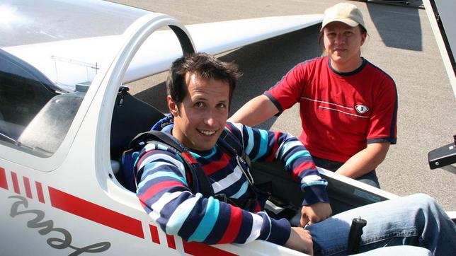 Gleich darf Willi mit Segelfluglehrer Stefan Brockelt in die Luft gehen! Ein wenig aufgeregt ist er schon. 