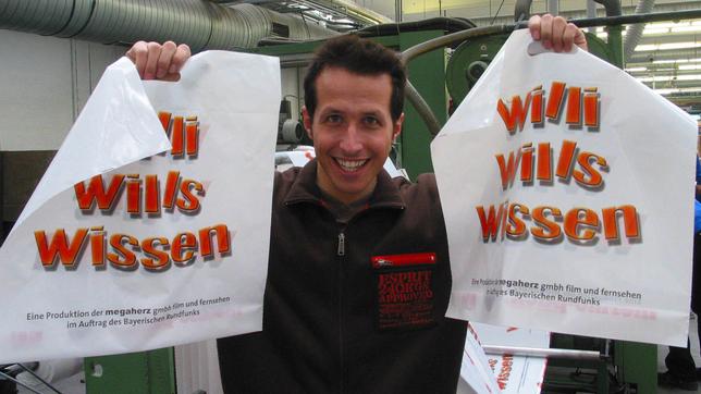 Willi wills wissen Willi Weitzel: Willi Weitzel bei der Firma thermo-pack mit seinen eigenen "Willi wills wissen"-Tüten.