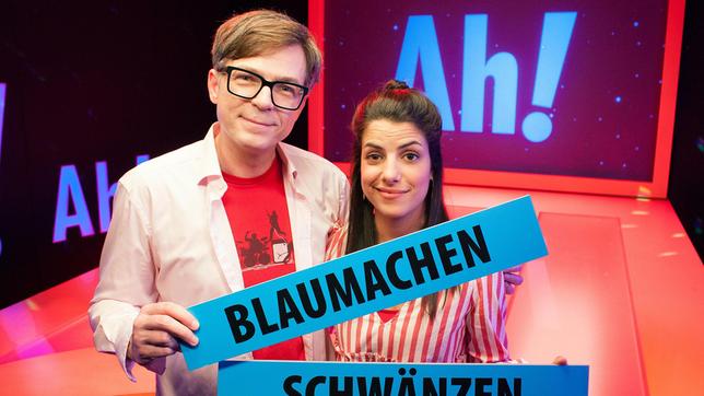 Clarissa und Ralph machen heute blau – und das, obwohl sich in dieser Ausgabe alles um das Thema Schule dreht! Aber blaumachen ist nicht gleich blaumachen, denn auch dabei kann man eine Menge lernen: zum Beispiel über Yves Klein, einen französischen Maler, der extrem viel blau gemacht hat. Er ist nämlich berühmt für seine blauen Bilder. Außerdem beantworten Clarissa und Ralph die fünf Fragen der Sendung.