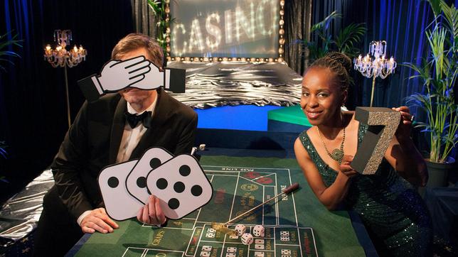 Shary und Ralph öffnen heute die Türen zu einem ganz besonderen Ort: Sie nehmen ihre Zuschauer mit ins Casino – sogar die minderjährigen. In edlem Ambiente und eleganter Abendgarderobe präsentieren sie die Besonderheiten von Würfeln und erklären so den Unterschied zwischen Mathematik und Zauberei. Außerdem haben sie die Antworten auf z.B. folgende Fragen: Was ist der Nobelpreis? Und warum gibt es keinen für Mathematik?