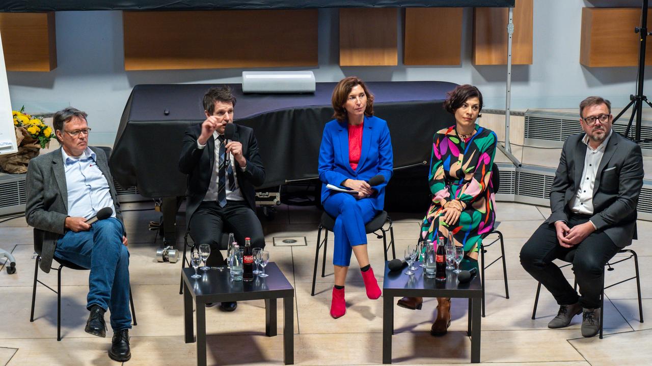 von links nach rechts: Prof. Dr. Gunther Hirschfelder, Prof. Dr. Martin Andree, Cécile Schortmann, Elena Kountidou und Prof. Dr. Kai Maaz waren als externe Gäste beim 3sat-Gremientreffen vor Ort