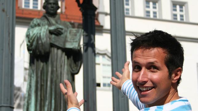 Hier steht Willi am Luther-Denkmal in Wittenberg.