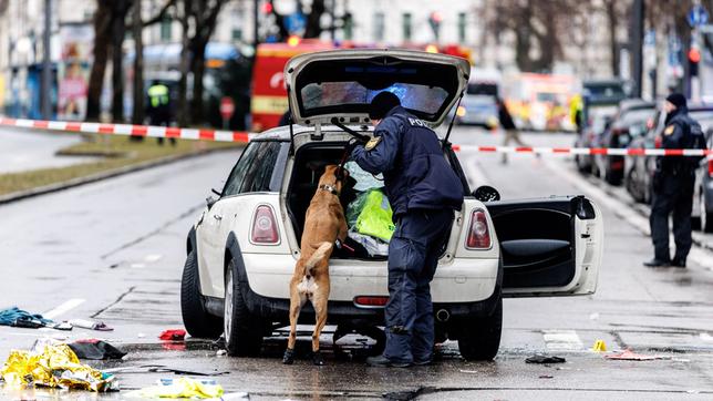 Die Polizei untersucht mit einem Spürhund ein Auto unweit des Stiglmaierplatz. In der Münchner Innenstadt ist ein Fahrzeug in eine Menschengruppe gefahren.