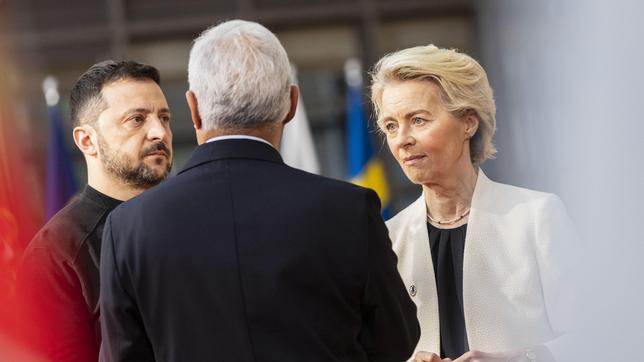 Antonio Costa (M.), Ursula von der Leyen (r.) und Volodymyr Zelenskyy (l.) beim EU_Sondergipfel am 6. März 2025 in Brüssel