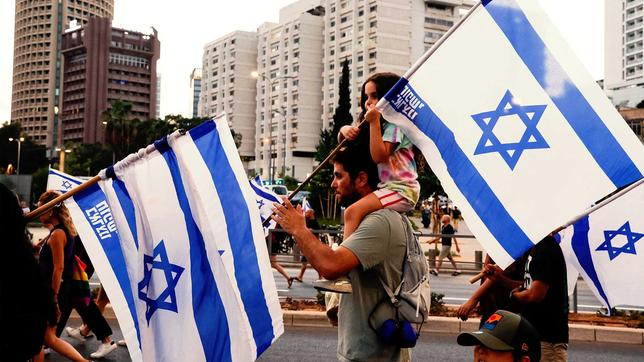 Israelische Bürgerinnen und Bürger protestieren gegen die Justizreforn