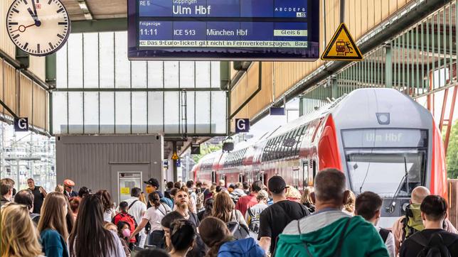 Überfüllte Züge bei der Fußball-EM in Deutschland