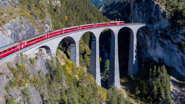 Viadukt in den Schweizer Alpen: Die SSB fährt.