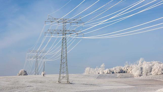 Hochspannungsleitungen im Winter