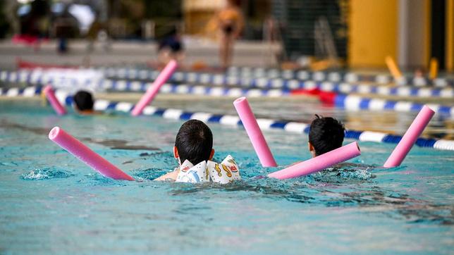 Früh schwimmen zu lernen gehört zum wichtigsten Schutz vor Ertrinkungsunfällen