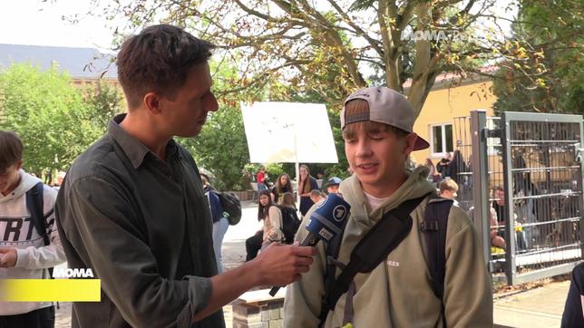 MOMA-Reporter Tom Garus hört sich unter Schülern und Schülerinnen um. 