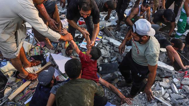 Palästinenser suchen in den Trümmern ihrer Häuser in Gaza nach Überlebenden.