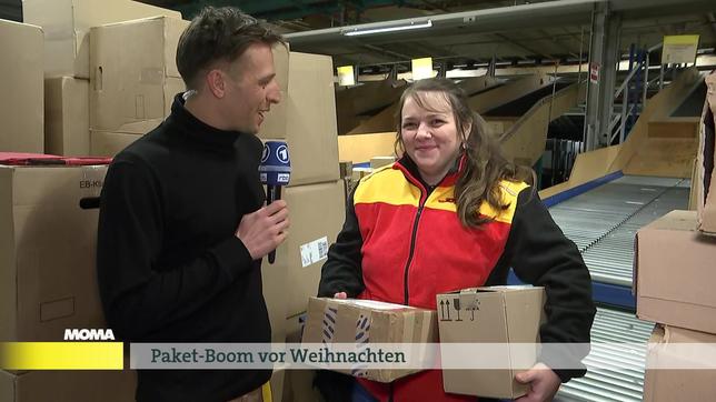 Paketzustellerin Belma Kovacevic hat alle Hände voll zu tun, damit alle Weihnachtsgeschenke rechtzeitig unterm Baum liegen. 