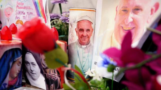 Blumen und Gebete für die Genesung von Papst Franzsikus