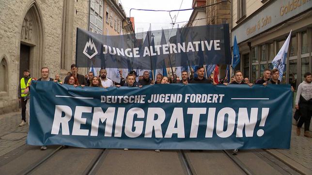 Die "Junge Alternative" trägt den rechtsextremen Kampfbegriff der "Remigration" vor sich her.