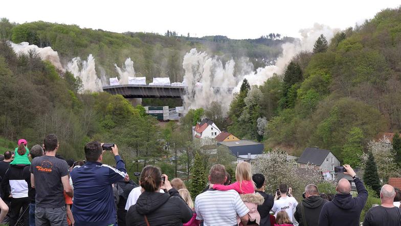 Video: Sprengung Brücke Lüdenscheid - Morgenmagazin - ARD | Das Erste