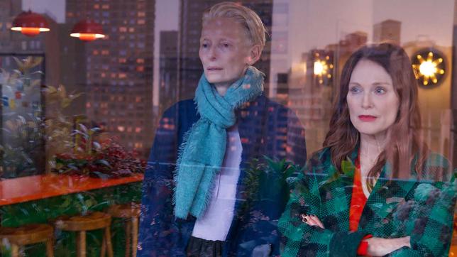 Tilda Swinton und Julianne Moore in "The Room Next Door" 