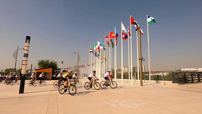 Teilnehmer der Tour de COP28 in Dubai