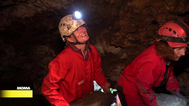 Renaturierung der Klutherhöhle: MOMA-Reporterin Victoria Reith packt mit an. 