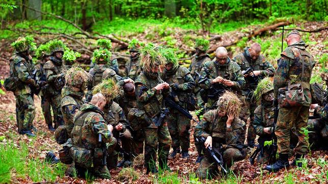 Soldaten und Soldatinnen der Bundeswehr in Ausblidung