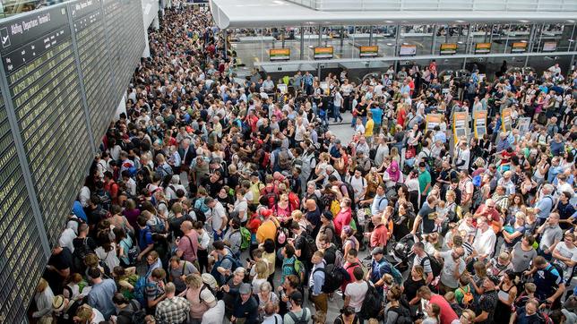 Überfüllte Abfertigungshalle an einem Flughafen