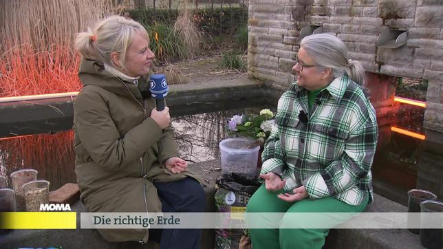 Julia Schöning und Dorothée Waechter finden die richtige Erde für jede Pflanze. 