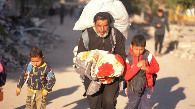 Familie Al-Baba kehrt in ihr zerstörtes Haus in der Nähe von Gaza zurück. 