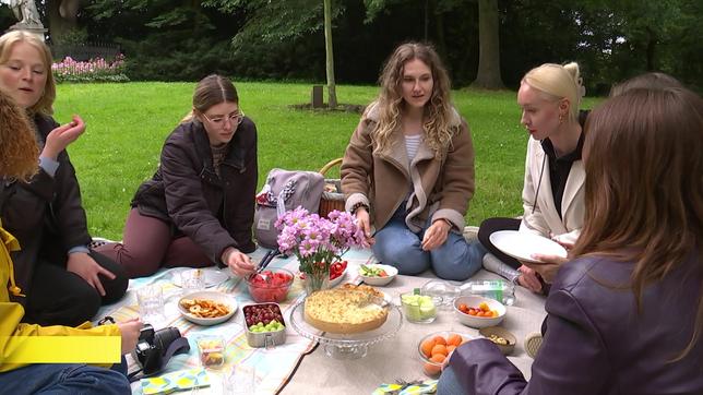Studentinnen organiseren ein Picknick gegen Einsamkeit
