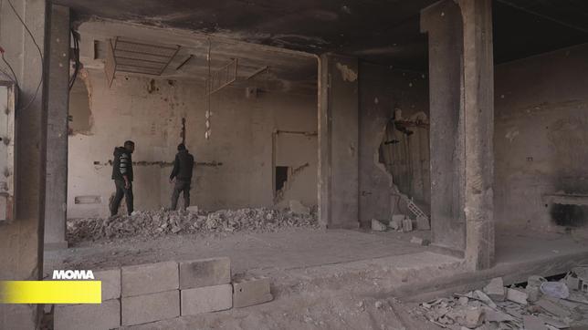 Rückkehrer bauen das Haus der Familie bei Damaskus wieder auf. 