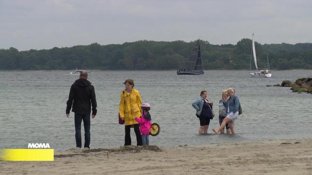 Urlauber an der Ostsee in Travemünde