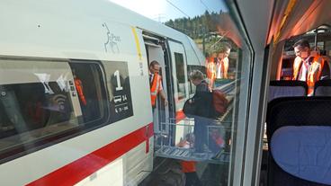 Fahrgäste eines defekten ICE gelangen über einen Steg in einen Ersatzzug (08.07.2023)