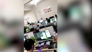 Personen in einem Raum an Computern.