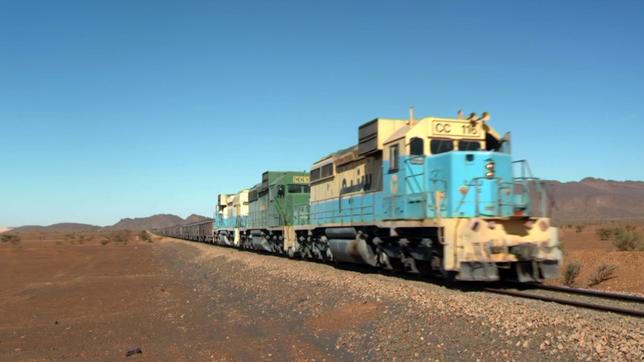 Der Eisenerz-Zug fährt durch die Wüste
