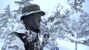 Soldat bei einer Übung im Schnee