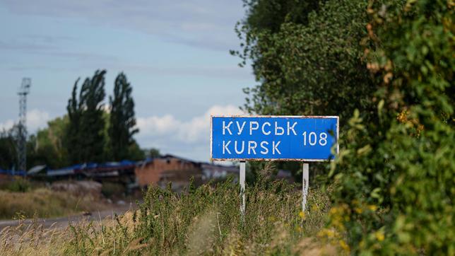 Ein Schild mit der Aufschrift "Kursk 108 km" an der Grenze zwischen der Ukraine und Russland.