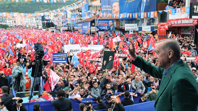 Der türkische Präsident Erdogan bei einer Wahlveranstaltung vor vielen Anhängern