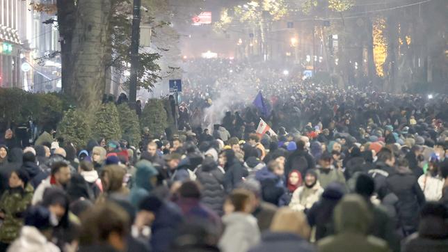 Viele Menschen auf einer großen Straße